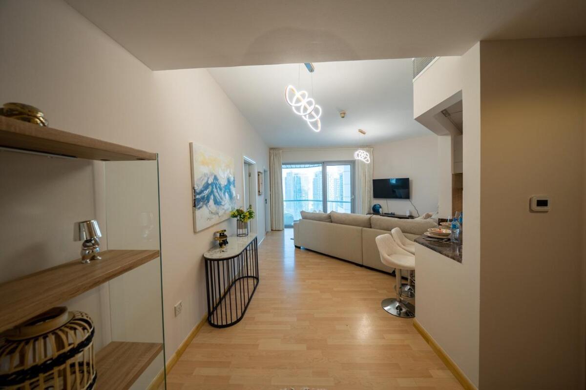 Homes & Beyond L 2br In The Heart Of Marina
