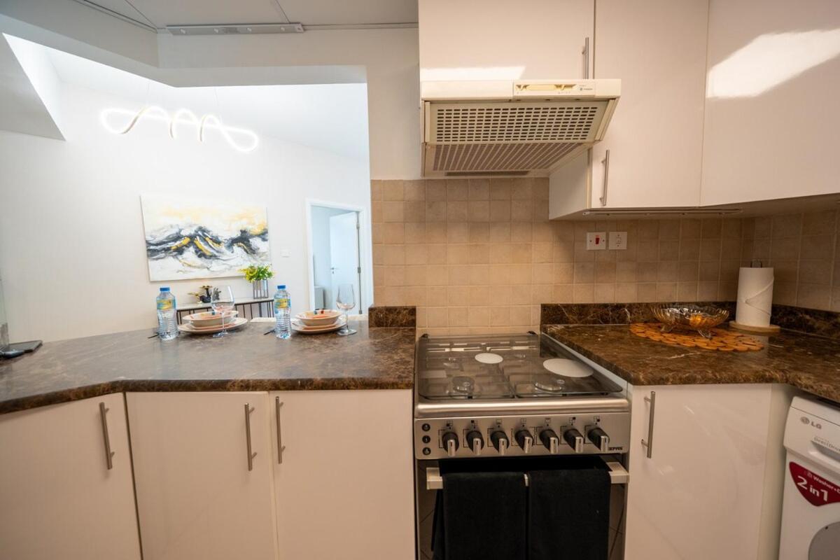 Homes & Beyond L 2br In The Heart Of Marina Apartment Dubai