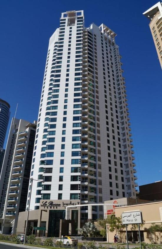 Homes & Beyond L 2br In The Heart Of Marina Apartment